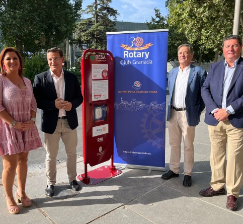 ©Ayto.Granada: EL AYUNTAMIENTO CONTINA AVANZANDO PARA HACER DE GRANADA UNA CIUDAD CARDIOPROTEGIDA E INSTALA UN NUEVO DESFIBRILADOR EN LA PLAZA ROTARY 